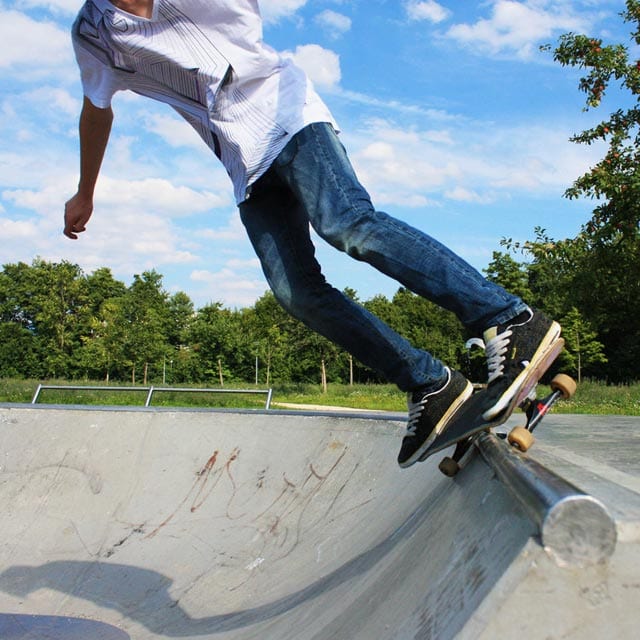 Skateboard-Tricks-for-Beginners-axle-stall