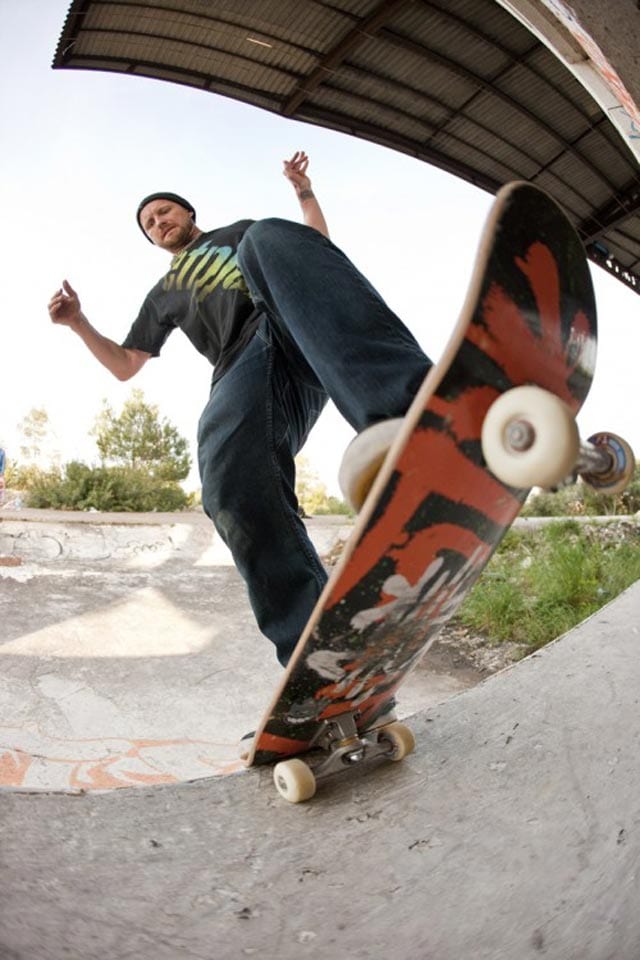 Skateboard-Tricks-for-Beginners-blunt-fakie